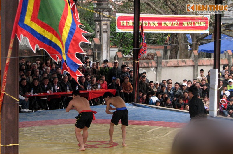 Hang nghin nguoi doi mua ret xem dau vat tai Ha Noi-Hinh-13